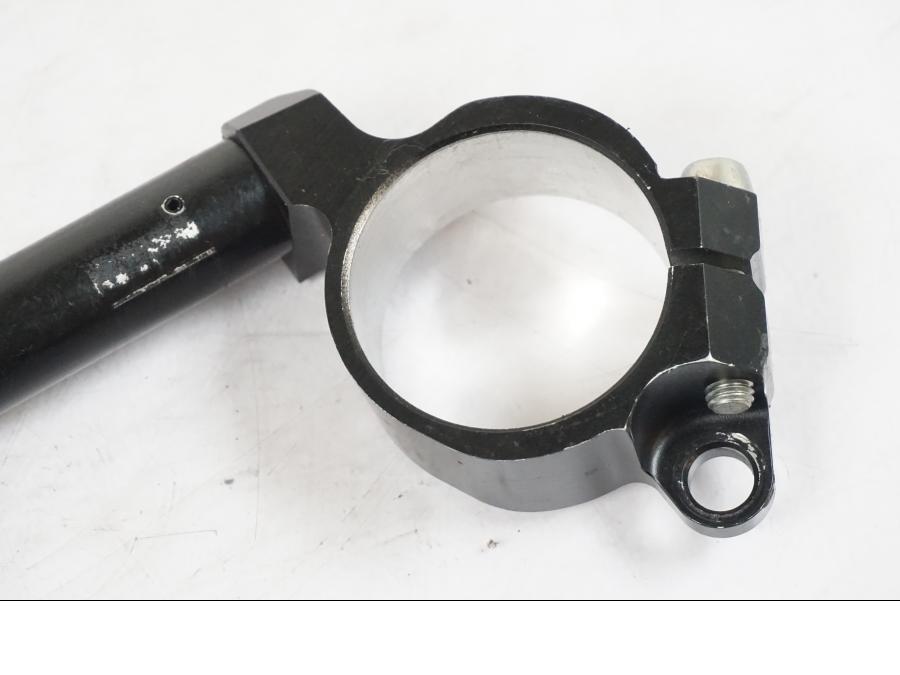 Snett uppifrån på Styre från en Kawasaki ZX-6R -2011 motorcykel.