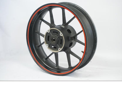 Höger sida på Fälg från en Honda CB 500 X -2015 motorcykel.