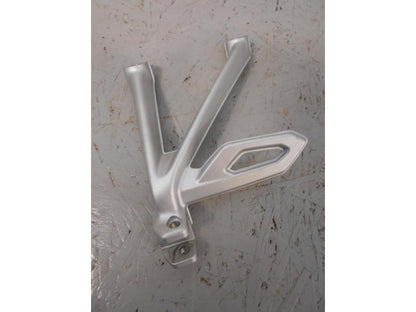 Framsidan på Fotpinnefäste från en BMW R 1200 GSA -2018 motorcykel.