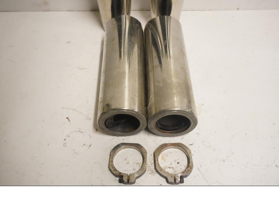 Baksidan på Gaffeldekorrör från en Suzuki VL 800 -2004 motorcykel.