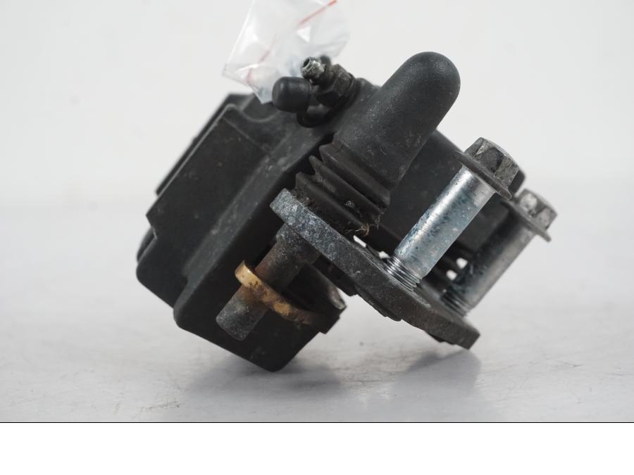 Vänster sida på Bromsok från en Kawasaki ER-6N ABS -2010 motorcykel.