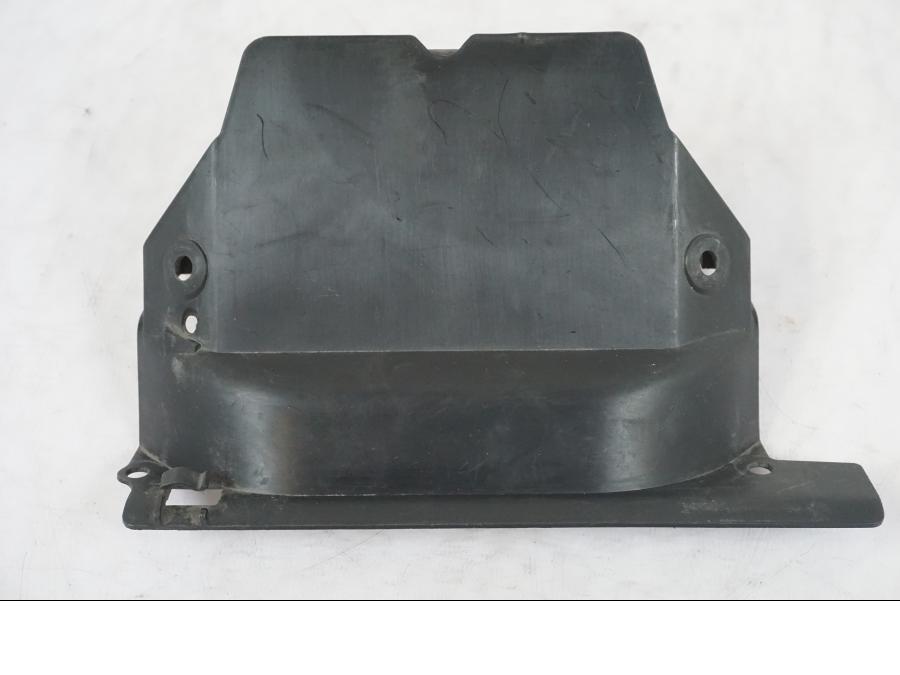 Framsidan på Undertail från en Yamaha XVS 1100 -2004 motorcykel.