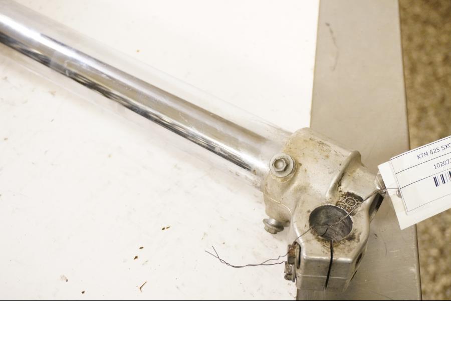 Baksidan på Gaffelben från en KTM 625 SXC -2004 motorcykel.