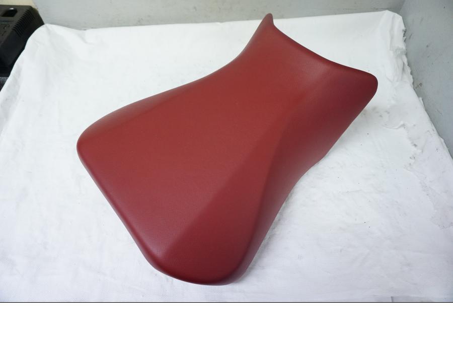 Vänster sida på Sadel från en Suzuki SV 650 -2003 motorcykel.