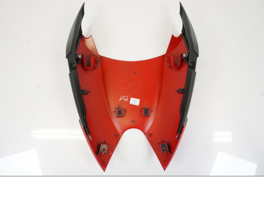 Snett nerifrån på Undertail från en Triumph Trident -2021 motorcykel.