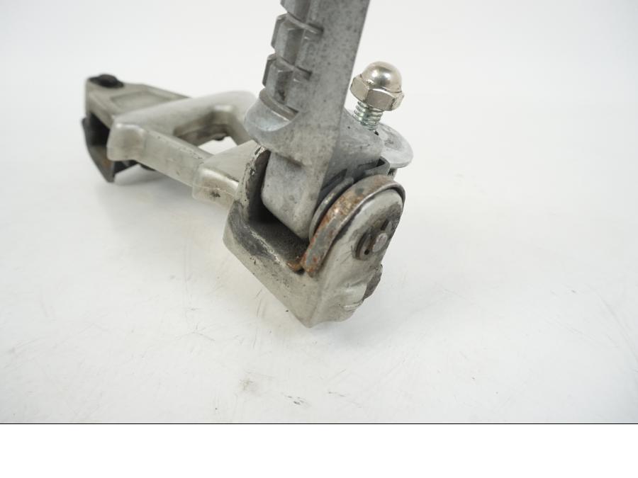 Vänster sida på Fotpinnefäste från en Kawasaki ZZR 1100 -1994 motorcykel.