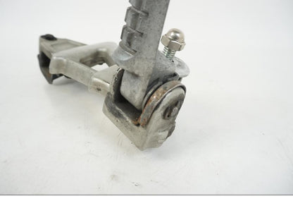 Vänster sida på Fotpinnefäste från en Kawasaki ZZR 1100 -1994 motorcykel.