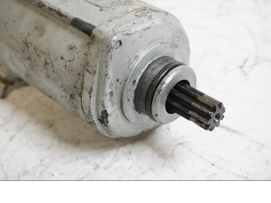 Baksidan på Startmotor från en BMW F 650 -1994 motorcykel.