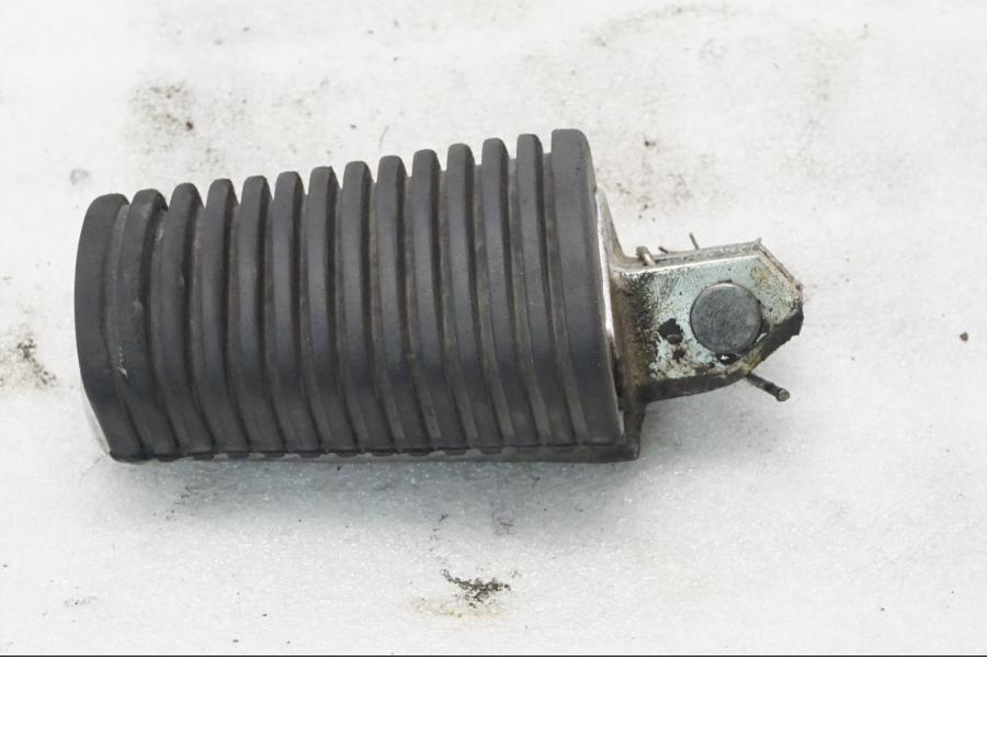 Framsidan på Fotpinne från en Yamaha XVS 650 -1999 motorcykel.