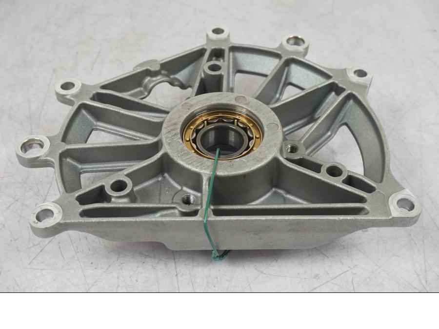 Snett nerifrån på Generator från en BMW R 1200 GS -2018 motorcykel.