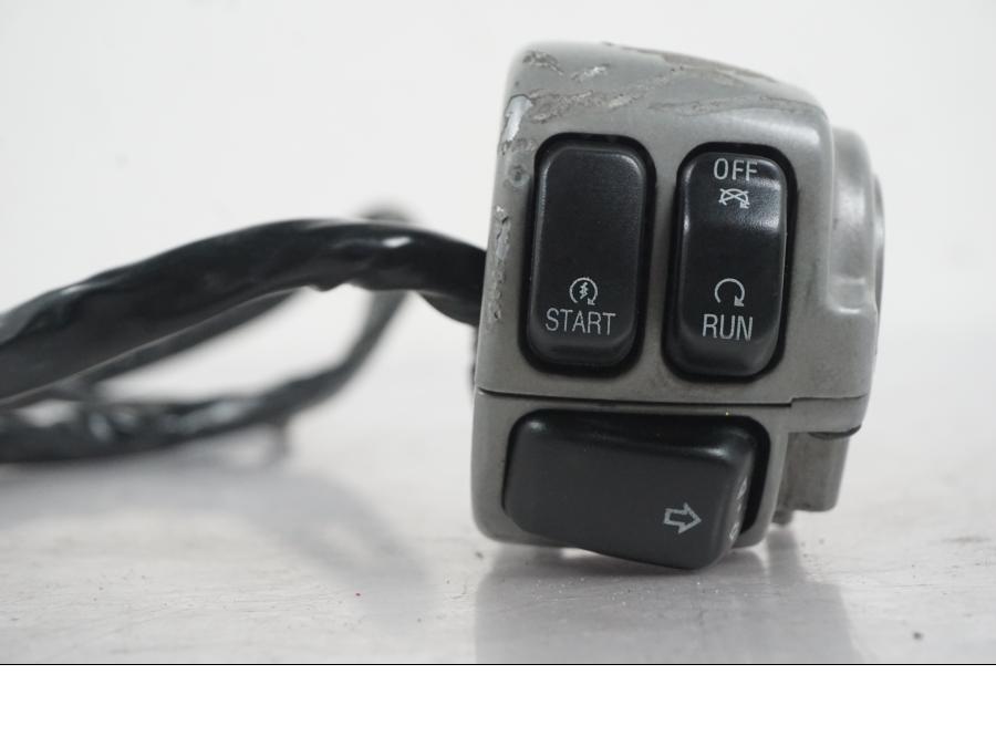 Höger sida på Styrelreglage från en H-D Softail FXCW Rocker -2008 motorcykel.