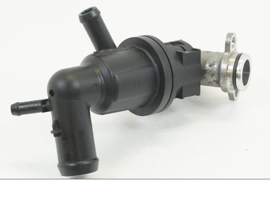 Framsidan på Vattentermostathus från en BMW R 1200 GS -2018 motorcykel.