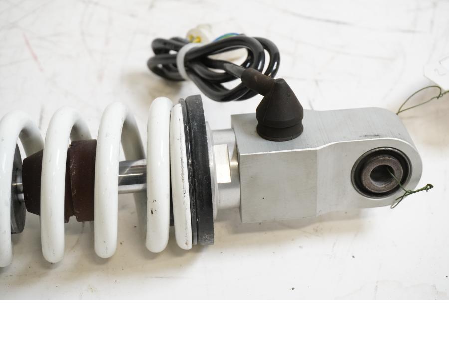 Baksidan på Stötdämpare ESA från en BMW R 1200 RT -2013 motorcykel.