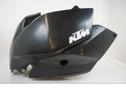 Snett nerifrån på Bensintank från en KTM 990 SM -2009 motorcykel.