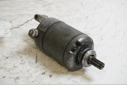 Framsidan på Startmotor från en Yamaha YZF R6 -2000 motorcykel.