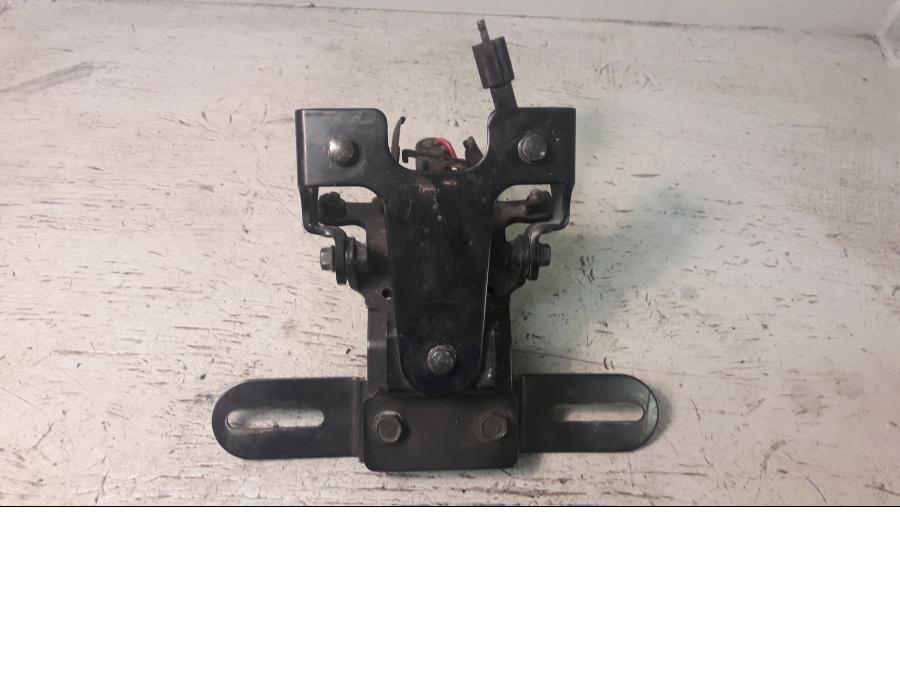 Baksidan på Skylthållare från en Kawasaki VN 900 -2007 motorcykel.