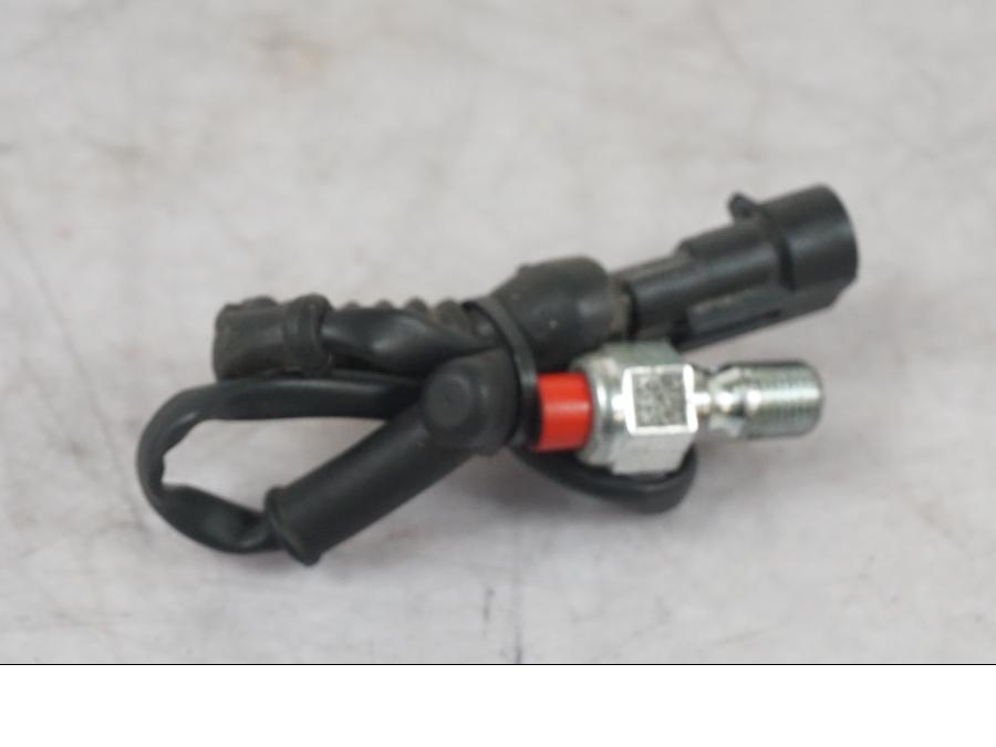 Baksidan på Bromsljuskontakt från en KTM 1290 Super Adventure S -2022 motorcykel.