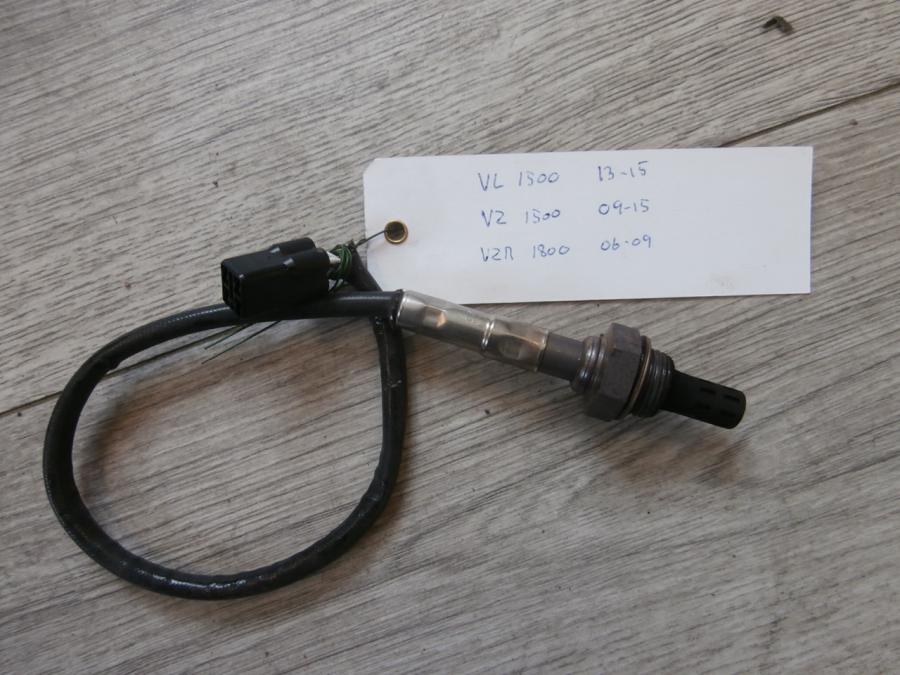 Framsidan på Lambdasond från en Suzuki VZ 1500 -2009 motorcykel.