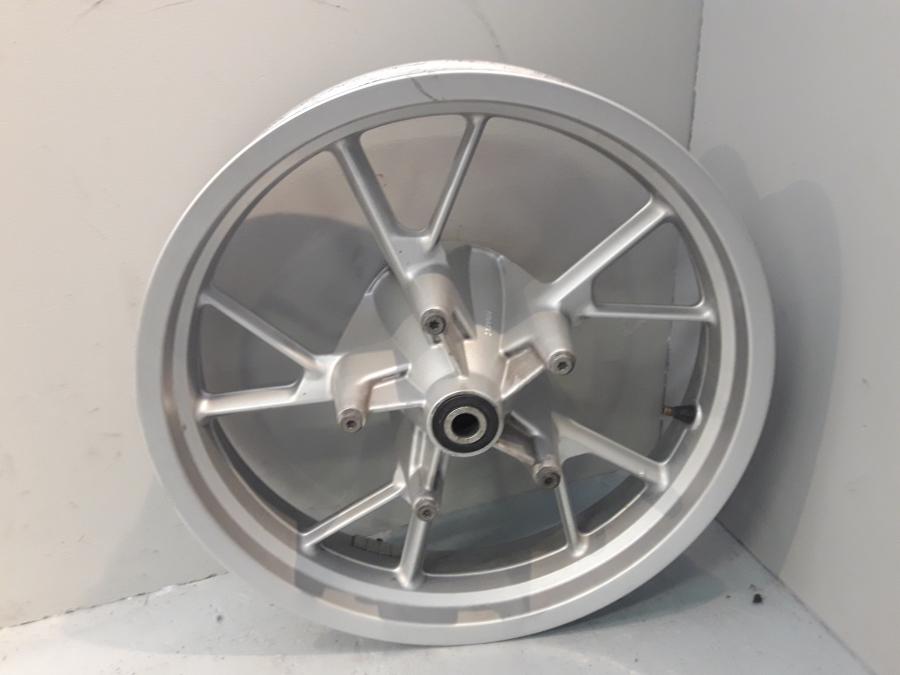 Framsidan på Fälg från en BMW F 650 GS -2008 motorcykel.