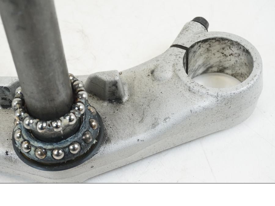 Vänster sida på Gaffelkrona från en Honda ST 1300 -2002 motorcykel.