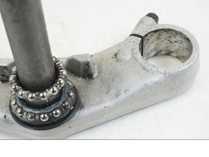 Vänster sida på Gaffelkrona från en Honda ST 1300 -2002 motorcykel.