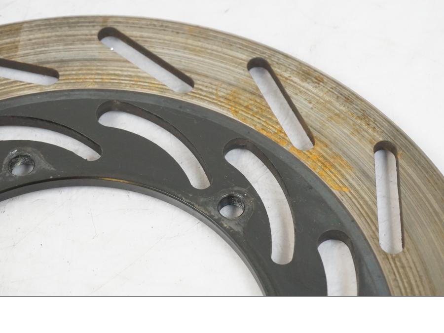 Höger sida på Bromsskiva från en Yamaha XVS 1100 -2004 motorcykel.