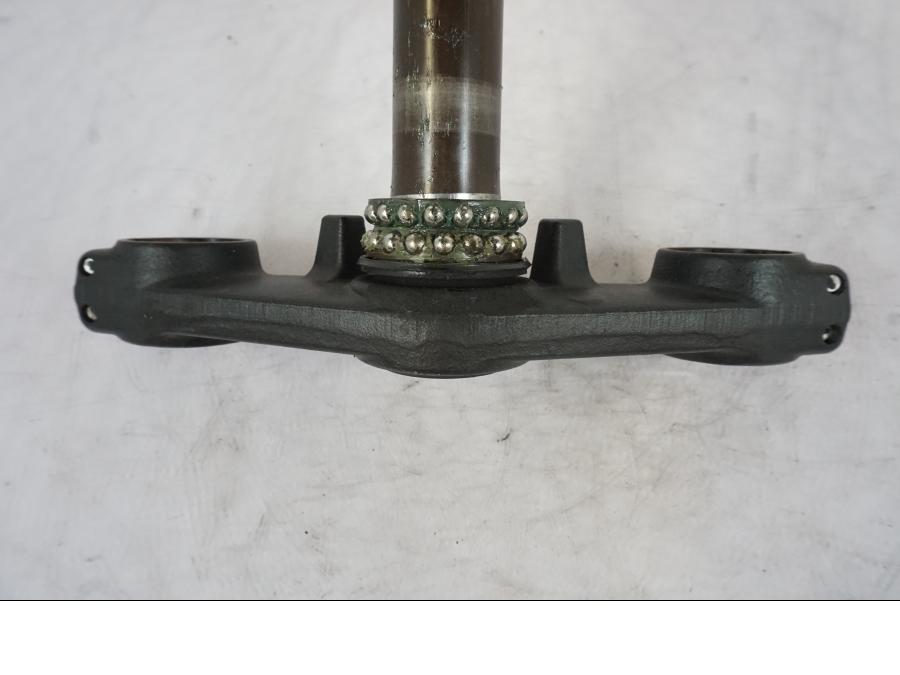 Vänster sida på Gaffelkrona från en Kawasaki ER-6F -2010 motorcykel.