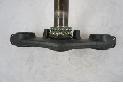 Vänster sida på Gaffelkrona från en Kawasaki ER-6F -2010 motorcykel.