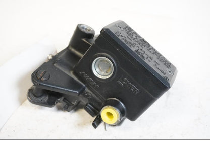 Framsidan på Bromshuvudcylinder från en Kawasaki Versys 1000 -2012 motorcykel.