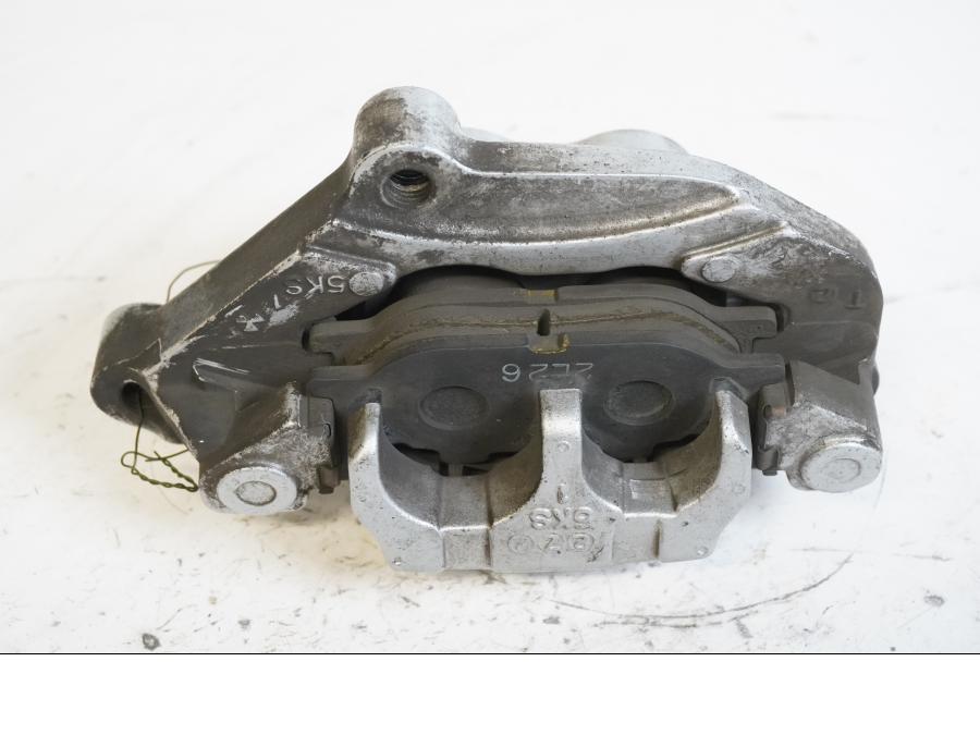 Framsidan på Bromsok från en Yamaha XVS 1100 -2003 motorcykel.