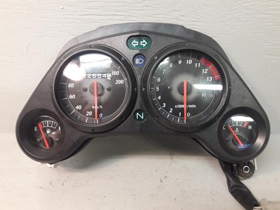 Framsidan på Instrumentpanel från en Honda CBR 125 R -2008 motorcykel.