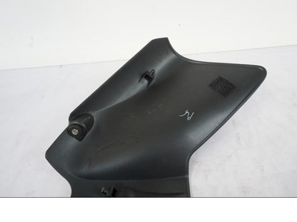 Snett nerifrån på Bensintankskåpa från en Kawasaki ER-6N -2012 motorcykel.