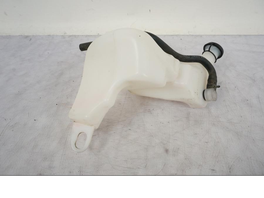 Baksidan på Vattenexpansionskärl från en Triumph Bonneville T120 -2021 motorcykel.