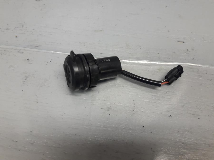 Framsidan på El uttag 12 V från en Suzuki DL 1000 -2018 motorcykel.