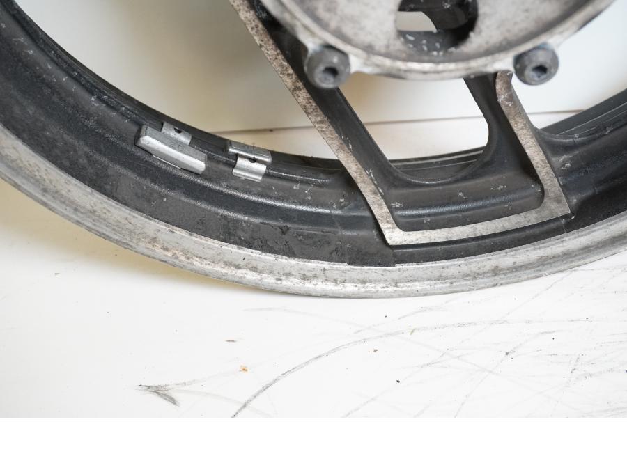 Höger sida på Fälg från en Yamaha FJ 1200 -1986 motorcykel.