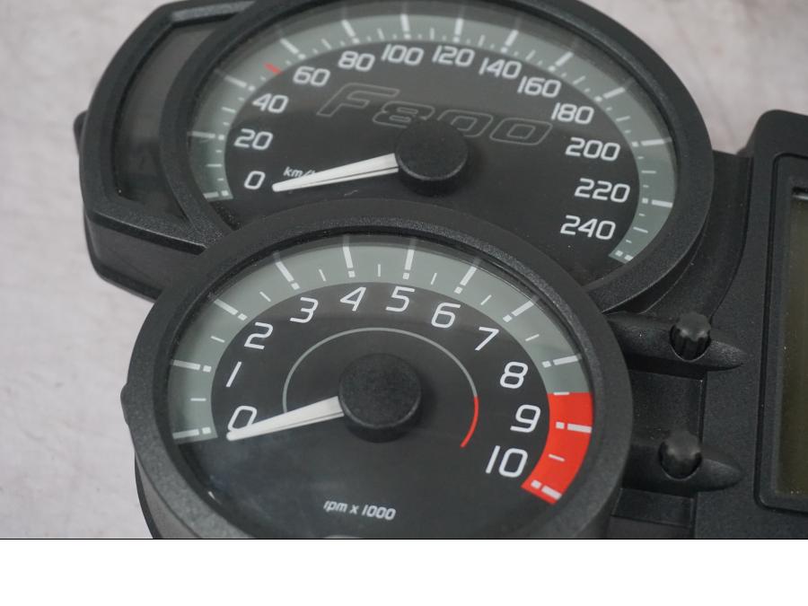 Baksidan på Instrumentpanel från en BMW F 800 R -2018 motorcykel.