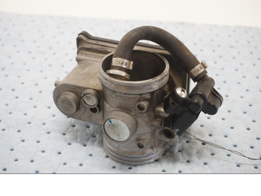 Baksidan på Spjällhus från en KTM 690 SMCR -2015 motorcykel.