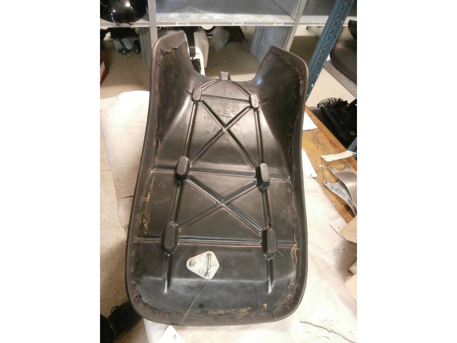 Snett nerifrån på Sadel från en Cagiva Gran Canyon 900 ie -1998 motorcykel.