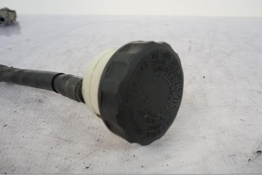 Vänster sida på Bromshuvudcylinder från en Kawasaki ER-6F -2010 motorcykel.