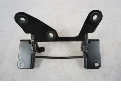 Snett nerifrån på Instrumentfäste från en Kawasaki Z 800 -2014 motorcykel.