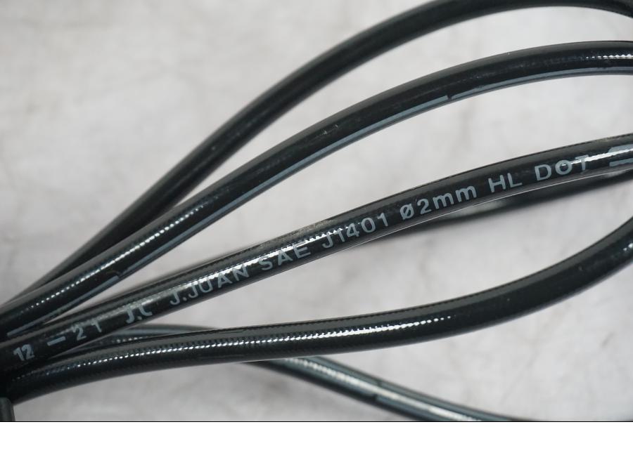 Vänster sida på Bromsledning från en KTM 1290 Super Duke R -2022 motorcykel.