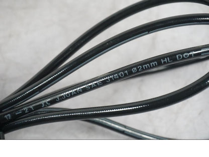 Vänster sida på Bromsledning från en KTM 1290 Super Duke R -2022 motorcykel.