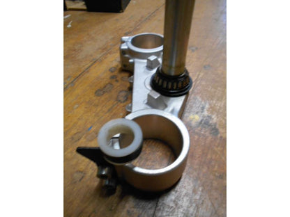 Vänster sida på Gaffelkrona från en Husqvarna TR 650 Strada -2012 motorcykel.