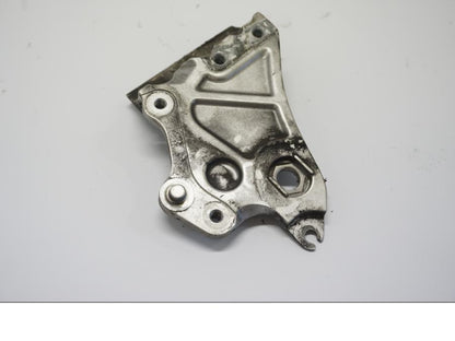 Framsidan på Fotpinnefäste inre från en Yamaha MT-07 -2014 motorcykel.