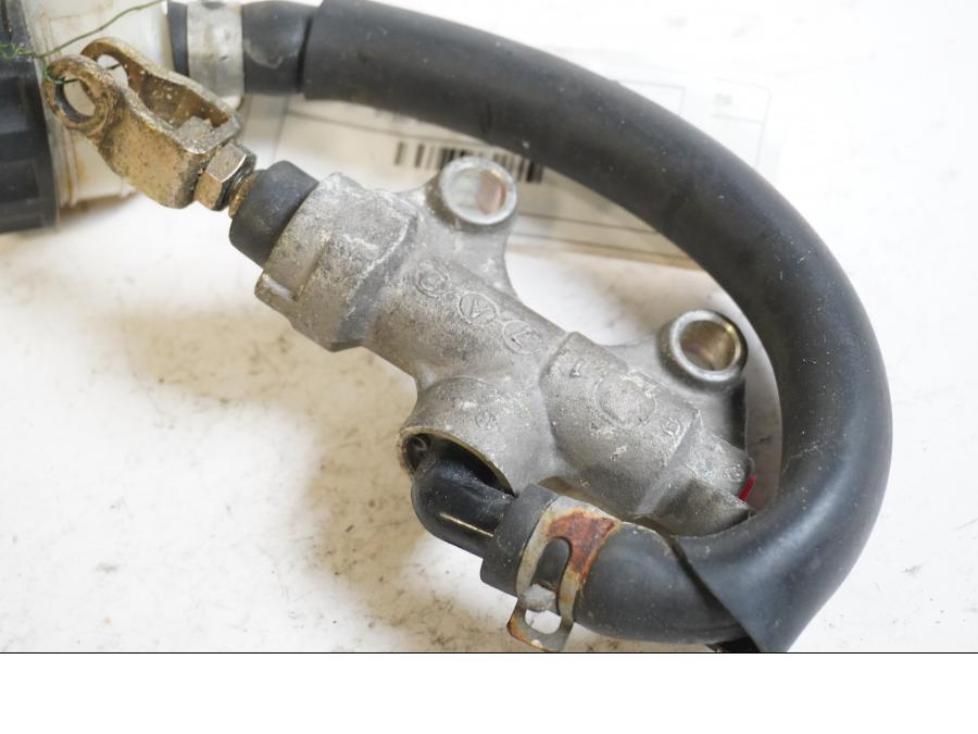 Baksidan på Bromshuvudcylinder från en Kawasaki ZX-9R -1994 motorcykel.