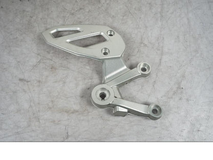 Baksidan på Fotpinnefäste inre från en BMW S 1000 XR -2019 motorcykel.