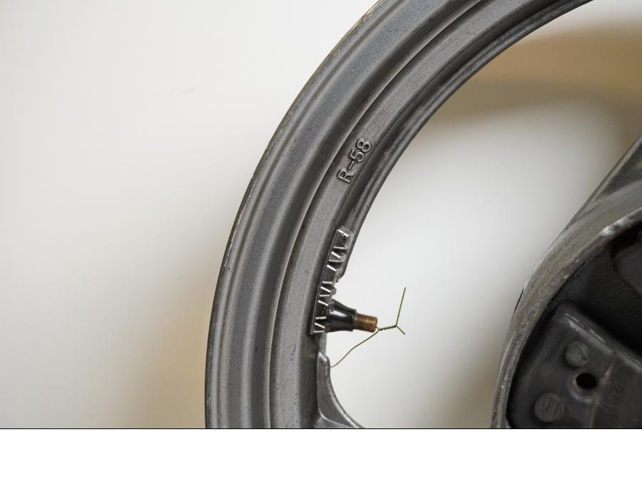 Snett nerifrån på Fälg från en Yamaha FJ 1200 -1989 motorcykel.