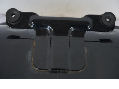 Snett nerifrån på Bensintank från en Suzuki VL 800 -2002 motorcykel.