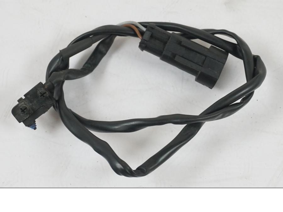 Snett nerifrån på Bromsljuskontakt från en KTM 1290 Super Duke R -2018 motorcykel.