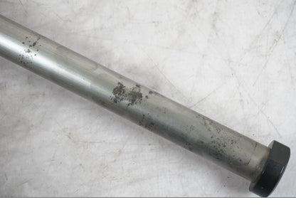 Baksidan på Axel från en KTM 1290 Super Duke R -2022 motorcykel.